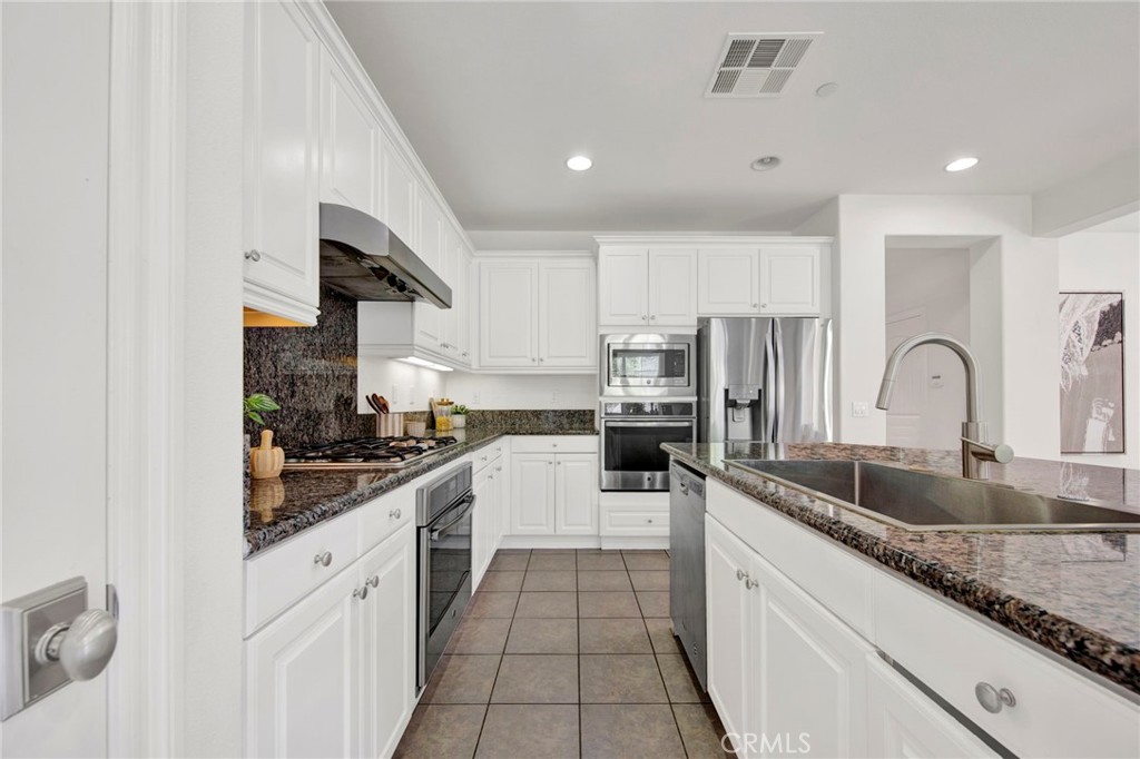 535 Desert Willow Road Azusa, CA 91702 - Photo 15 of 53 Kitchen 4