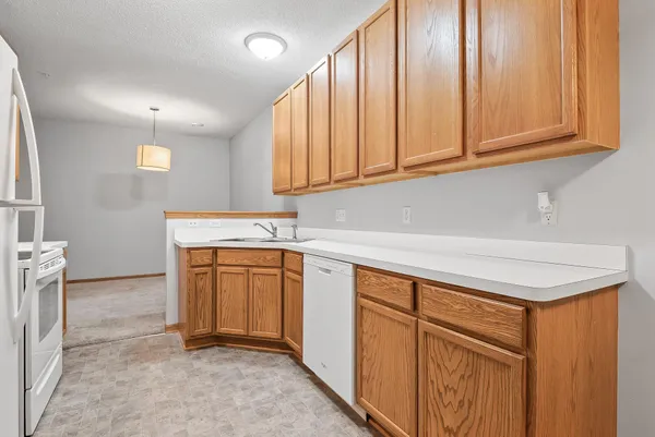 $2,200 | 5020 Holly Lane North, Unit 6, Plymouth, MN 55446