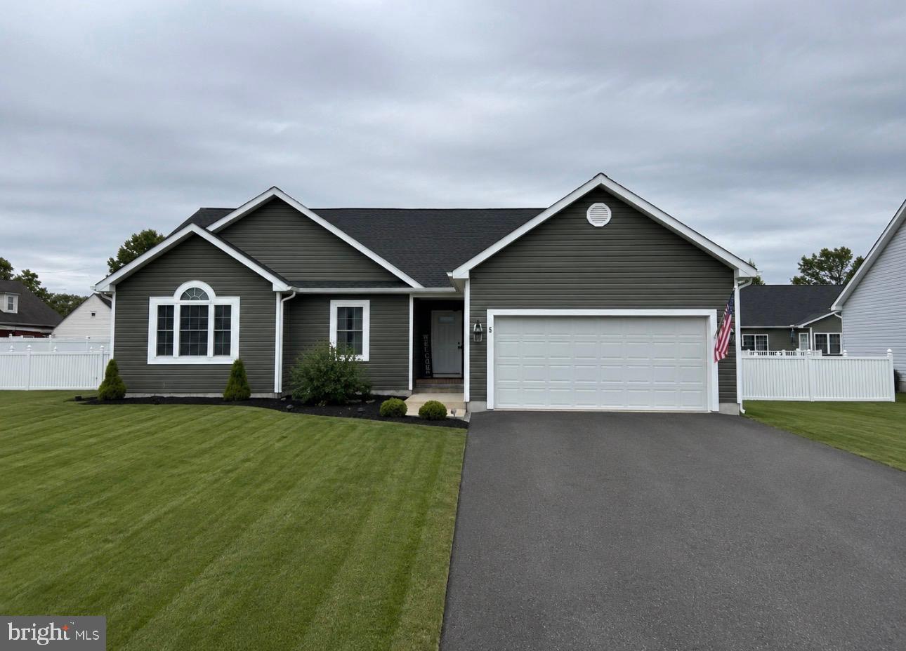 Beautiful contemporary-ready for fresh new owners