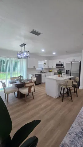 a view of a back yard