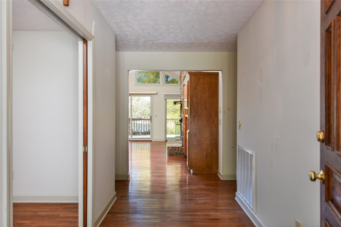 226 Petty Road Seneca, SC 29672 - Photo 4 of 39 Gallery Image 4
