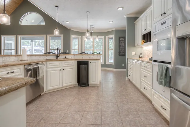 $645,000 | 60 Tanglewood Drive, Huntsville, TX 77320