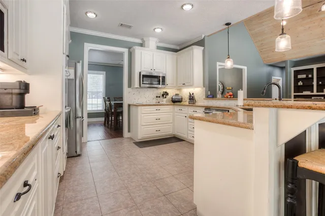 $645,000 | 60 Tanglewood Drive, Huntsville, TX 77320