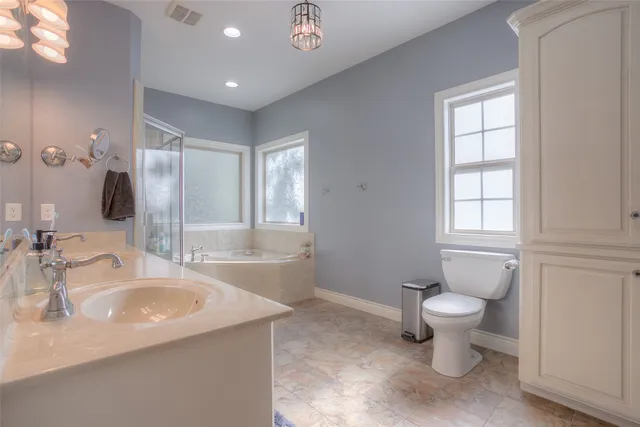 $645,000 | 60 Tanglewood Drive, Huntsville, TX 77320