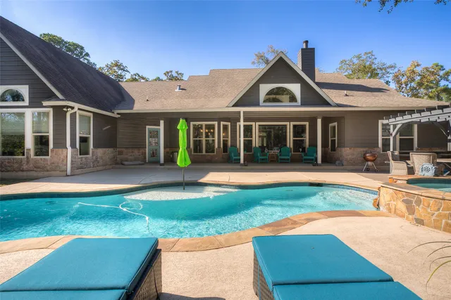 $645,000 | 60 Tanglewood Drive, Huntsville, TX 77320