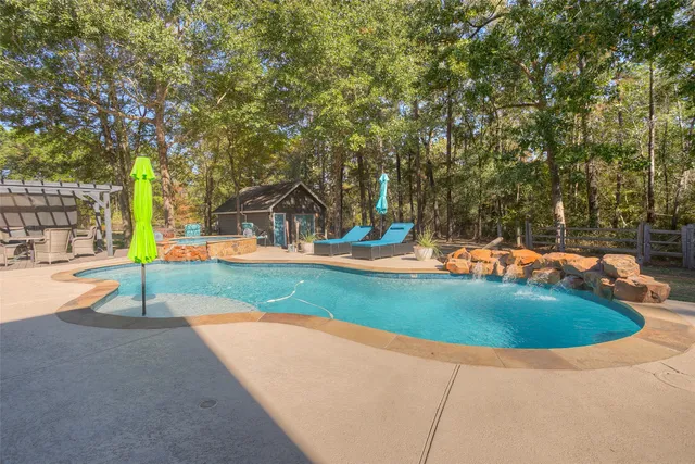 $645,000 | 60 Tanglewood Drive, Huntsville, TX 77320