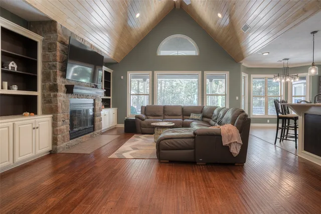 $645,000 | 60 Tanglewood Drive, Huntsville, TX 77320