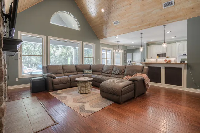 $645,000 | 60 Tanglewood Drive, Huntsville, TX 77320