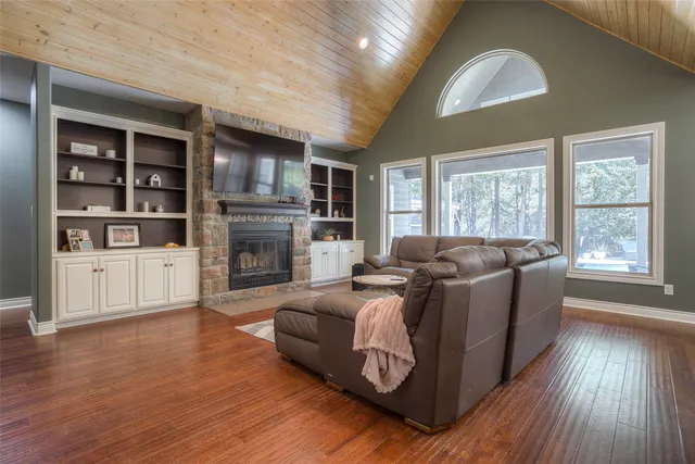 $645,000 | 60 Tanglewood Drive, Huntsville, TX 77320