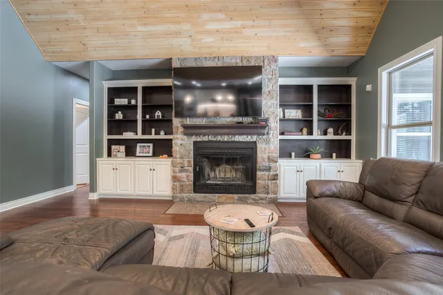 $645,000 | 60 Tanglewood Drive, Huntsville, TX 77320