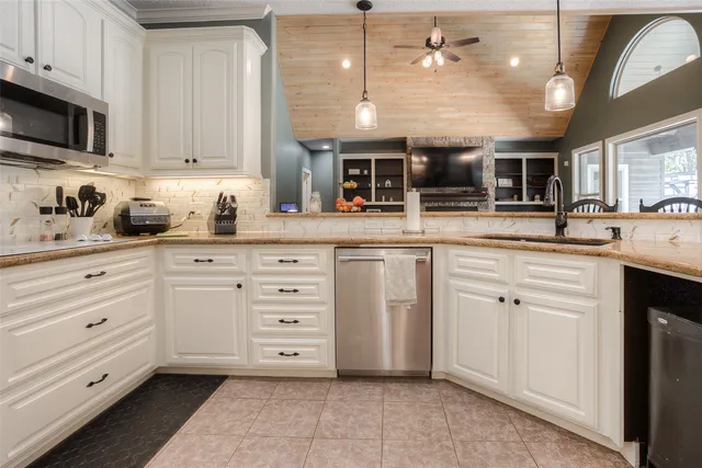 $645,000 | 60 Tanglewood Drive, Huntsville, TX 77320