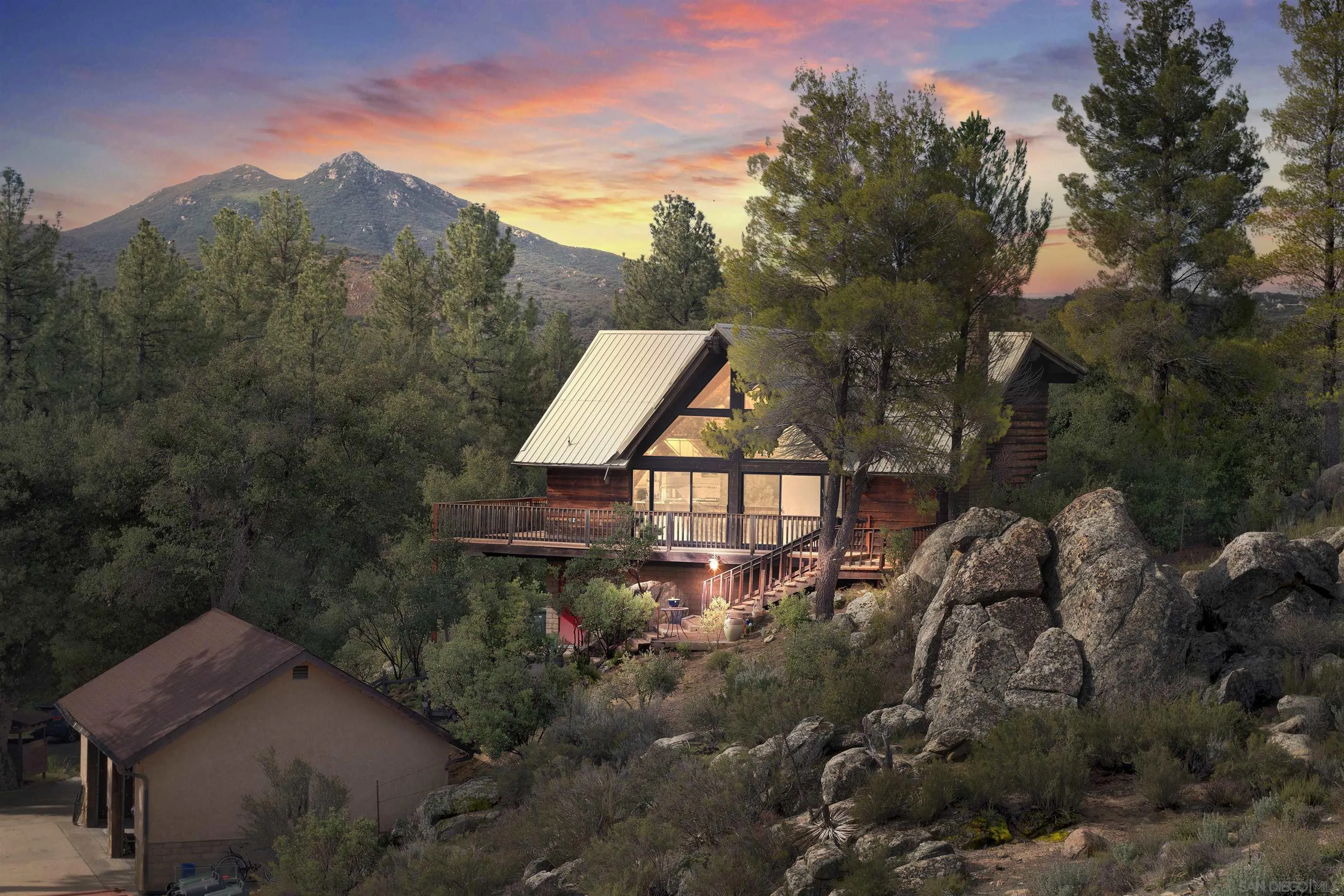 a picture of houses with lots of trees