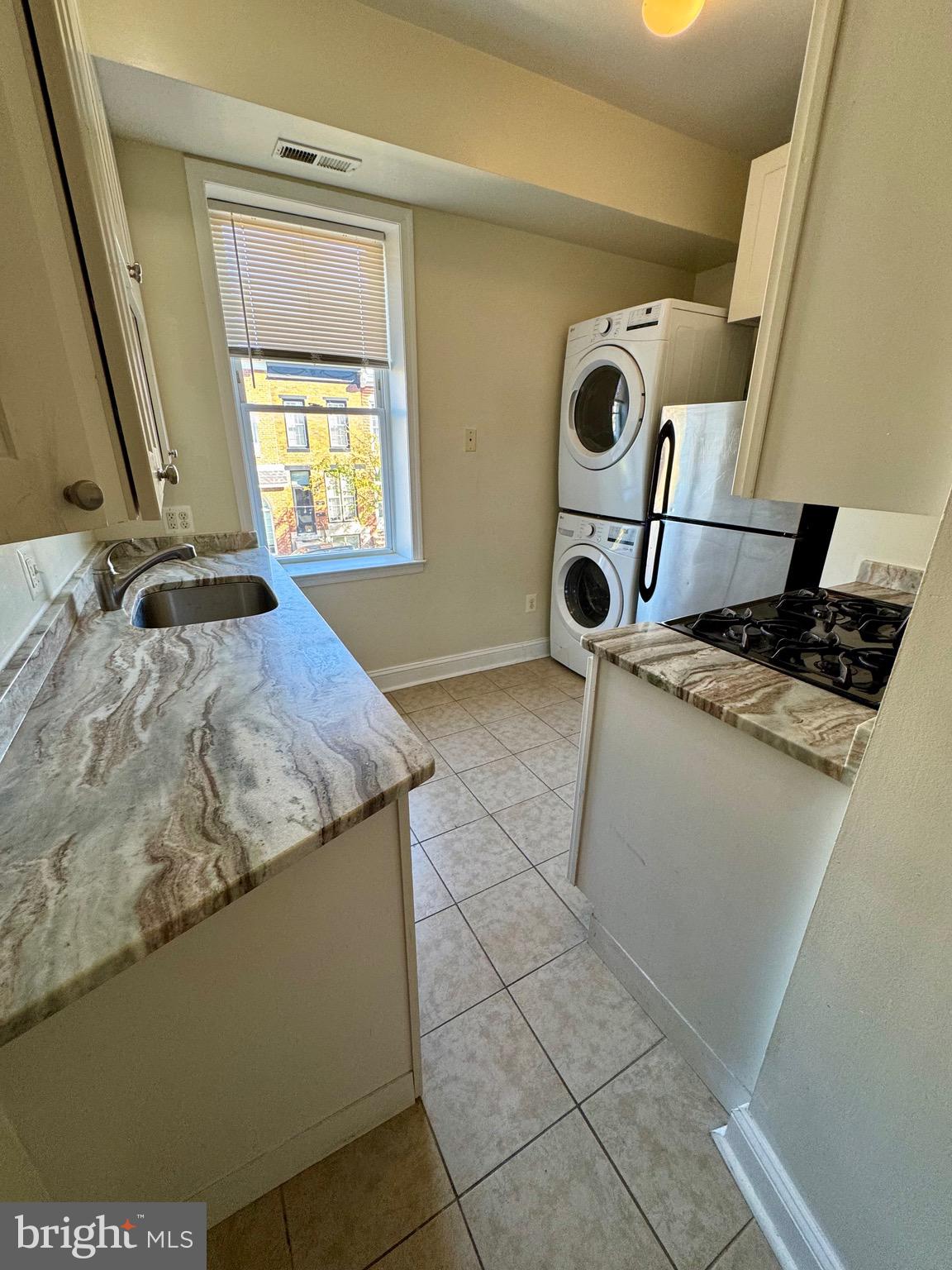 445 East Fort Avenue, Unit A Baltimore, MD 21230 - Photo 2 of 18 a bedroom with a bed and a window