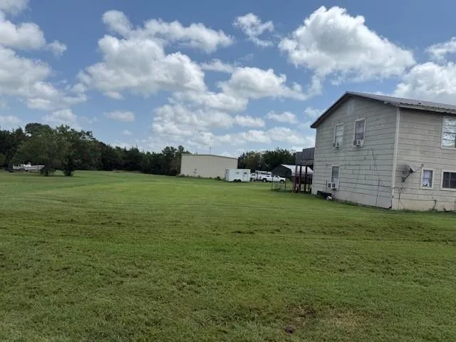 a view of a backyard