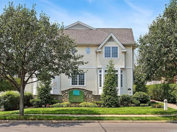 $925,000 | 106 Morris Avenue, Unit 7, Rockville Centre, NY 11570