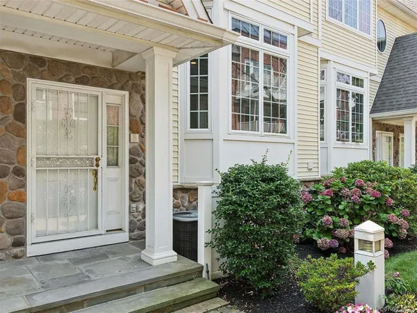 $925,000 | 106 Morris Avenue, Unit 7, Rockville Centre, NY 11570