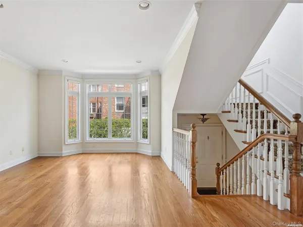 $925,000 | 106 Morris Avenue, Unit 7, Rockville Centre, NY 11570