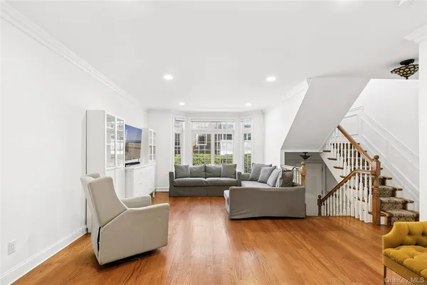 $925,000 | 106 Morris Avenue, Unit 7, Rockville Centre, NY 11570