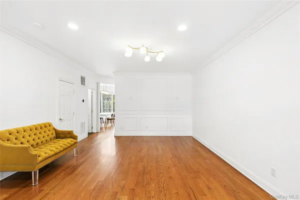 $925,000 | 106 Morris Avenue, Unit 7, Rockville Centre, NY 11570
