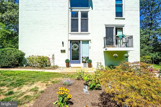 $885,000 | 1640 Wainwright Drive, Reston, VA 20190