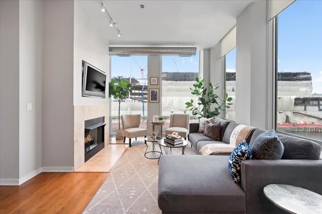 $474,900 | 700 North Larrabee Street, Unit 301, Chicago, IL 60654