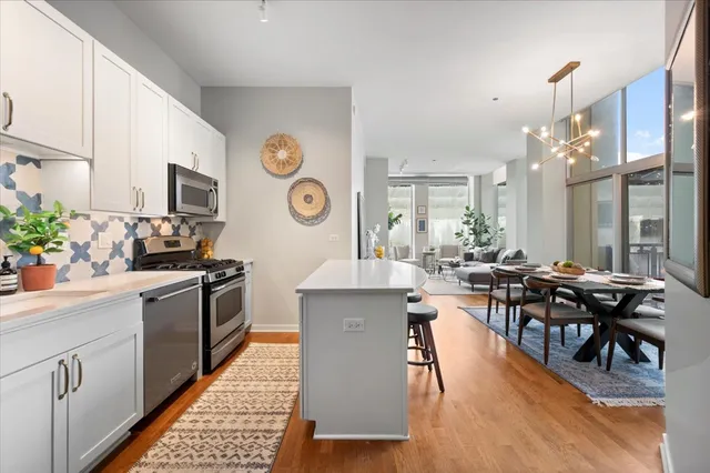 $474,900 | 700 North Larrabee Street, Unit 301, Chicago, IL 60654