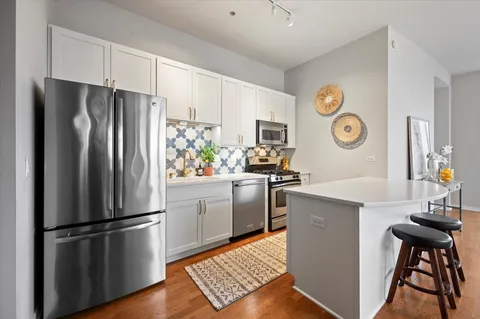 $474,900 | 700 North Larrabee Street, Unit 301, Chicago, IL 60654