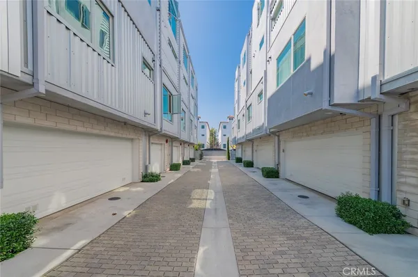 $4,950 | 6016 Beachwood Lane, Los Angeles, CA 90038