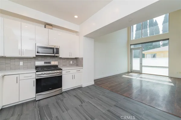 $4,950 | 6016 Beachwood Lane, Los Angeles, CA 90038