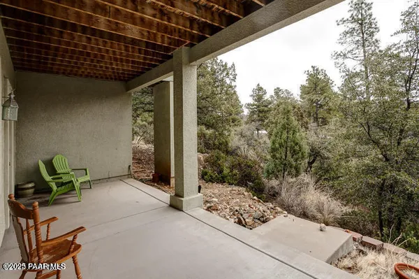 a view of entryway with patio