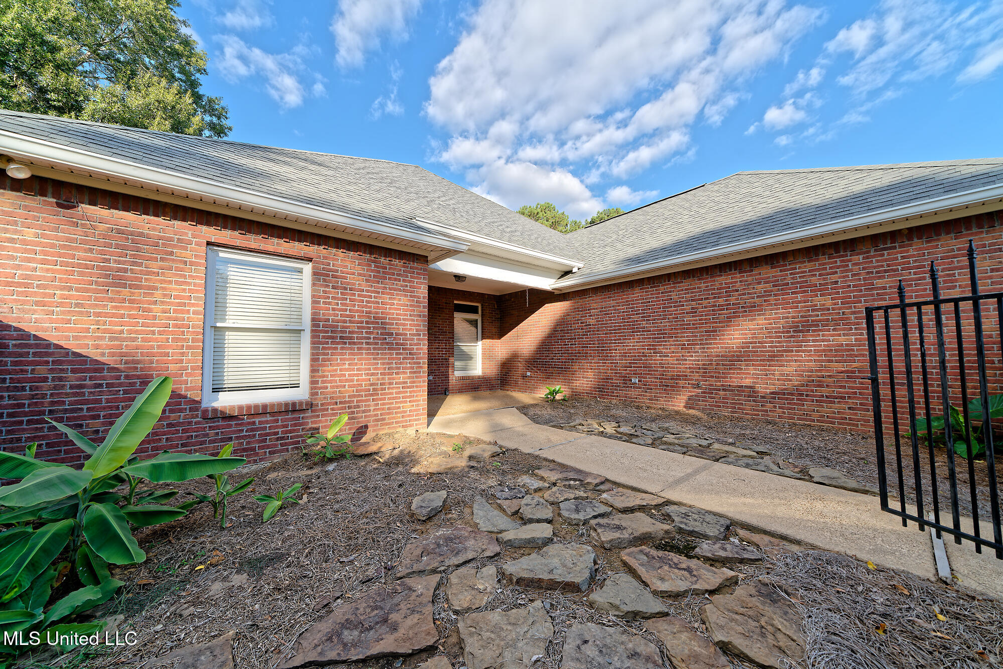 902 Oak Trail Canton, MS 39046 - Photo 3 of 24 DSC01225_DxO