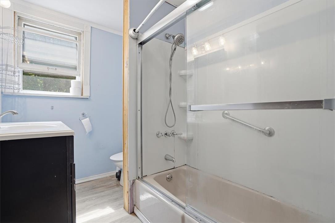 167 Main Road Lehighton, PA 18235 - Photo 24 of 41 A well-maintained bathroom offers a bathtub with an integrated shower.