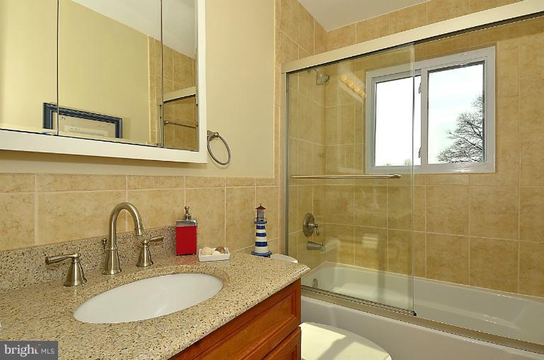 129 Sumner Road Annapolis, MD 21401 - Photo 19 of 30 Beautifully tiled bath with granit