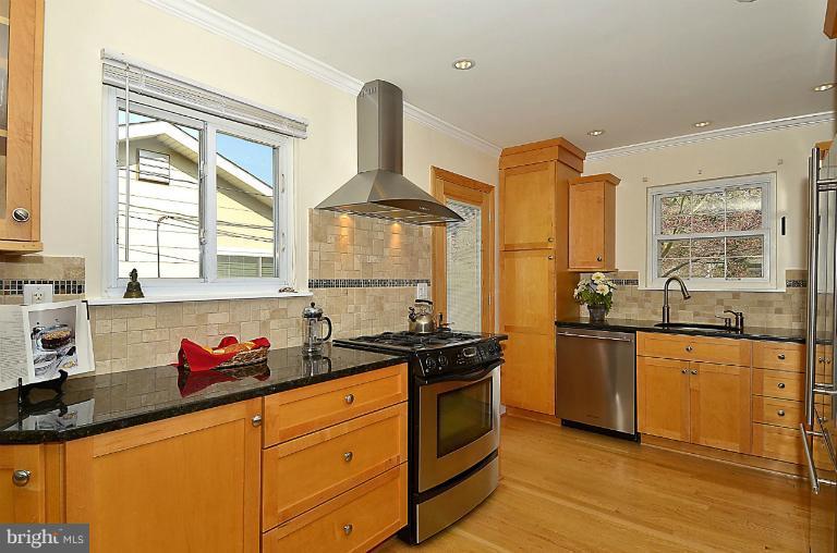 129 Sumner Road Annapolis, MD 21401 - Photo 25 of 30 Kitchen with exterior door as well