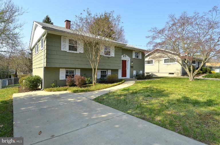 129 Sumner Road Annapolis, MD 21401 - Photo 28 of 30 Exterior - Driveway and walkway