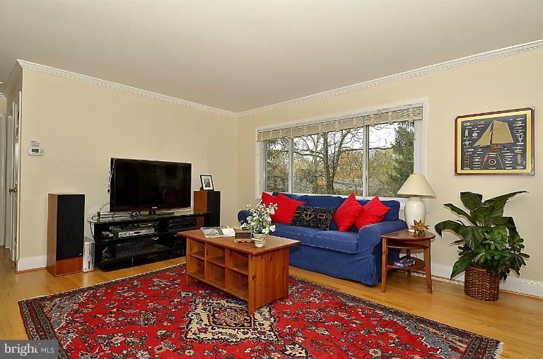 129 Sumner Road Annapolis, MD 21401 - Photo 6 of 30 Living Room - hard wood floors galore!