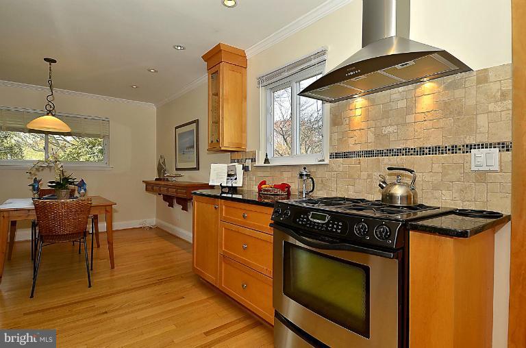129 Sumner Road Annapolis, MD 21401 - Photo 10 of 30 Duel Fuel Stove with Exhaust Fan