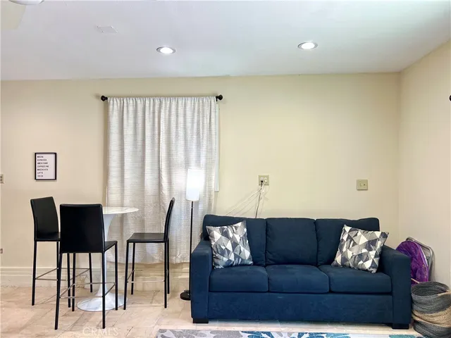 $2,400 | 17401 Raymer Street, Northridge, CA 91325