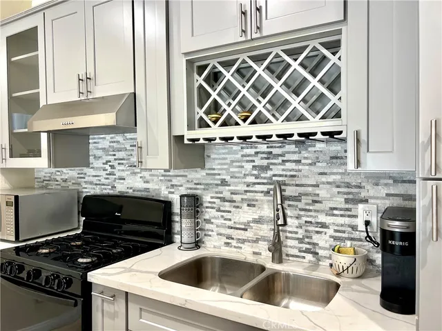 $2,400 | 17401 Raymer Street, Northridge, CA 91325