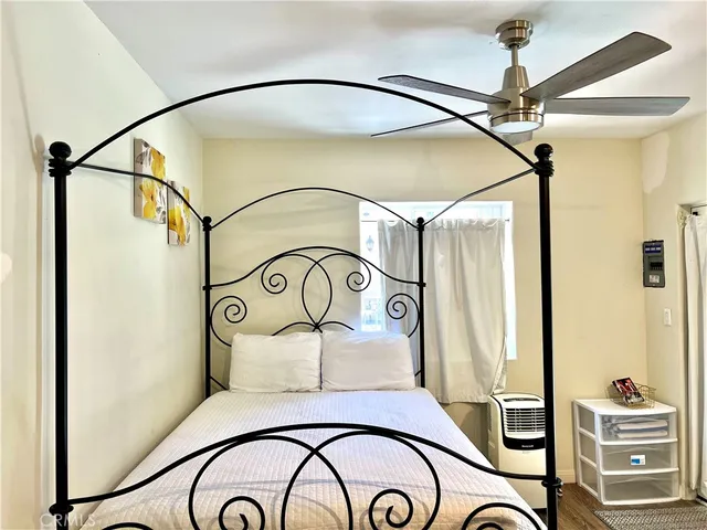 $2,400 | 17401 Raymer Street, Northridge, CA 91325