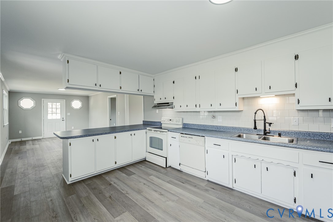 15412 Exter Mill Road Chesterfield, VA 23838 - Photo 22 of 66 Kitchen with a peninsula, white appliances, light