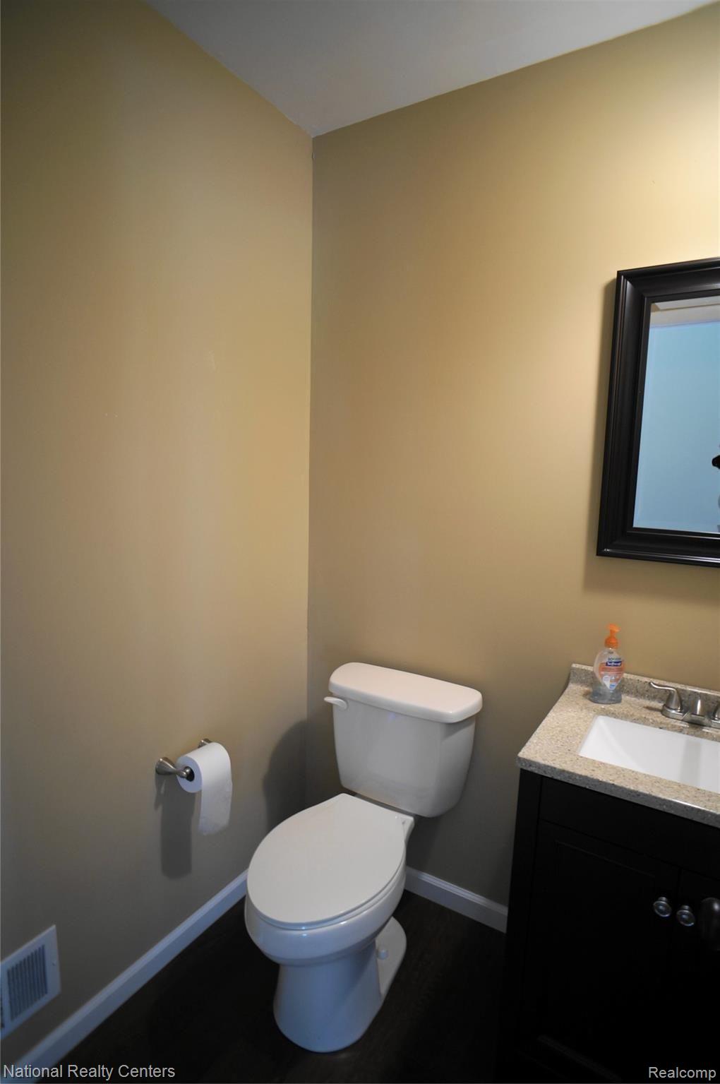 806 Hampton Circle Rochester, MI 48307 - Photo 10 of 16 DSC00437 (1).JPG