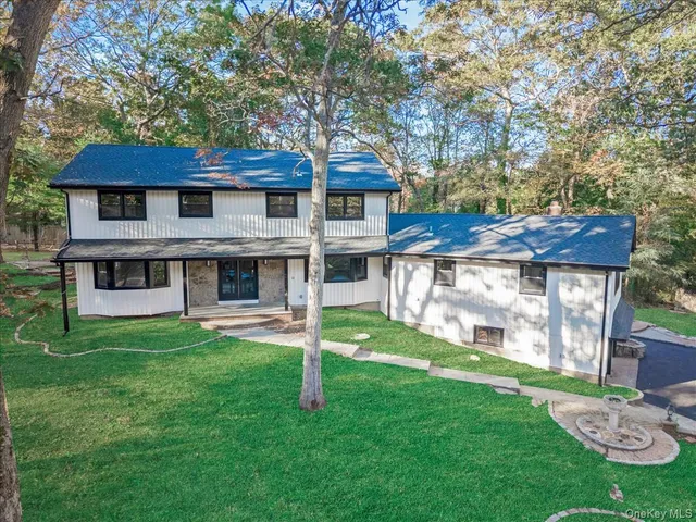 a house that is sitting in the grass