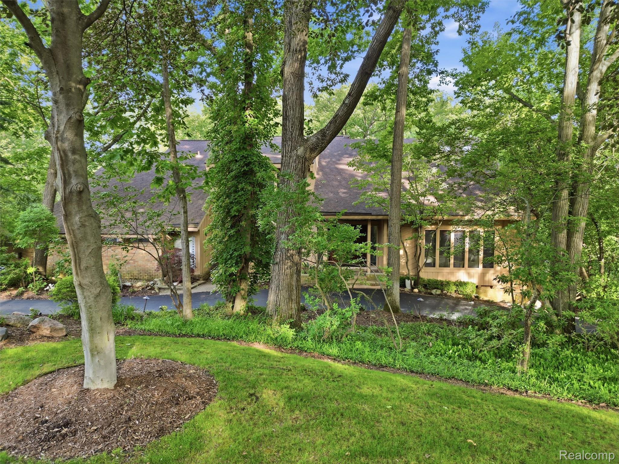 4751 Rolling Ridge Road West Bloomfield, MI 48323 - Photo 3 of 51 10-DJI_0128.jpg