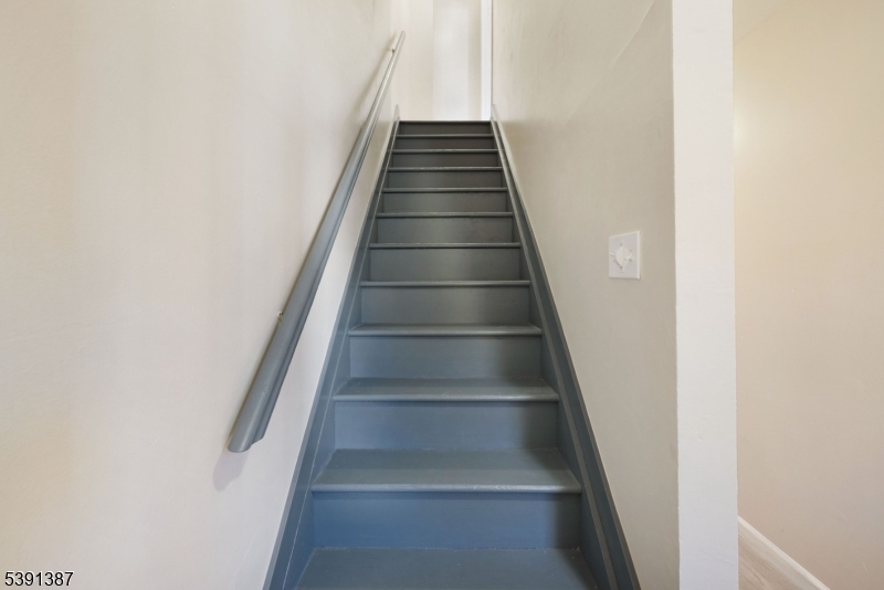 566 2nd Avenue Elizabeth, NJ 07202 - Photo 3 of 38 a view of entryway