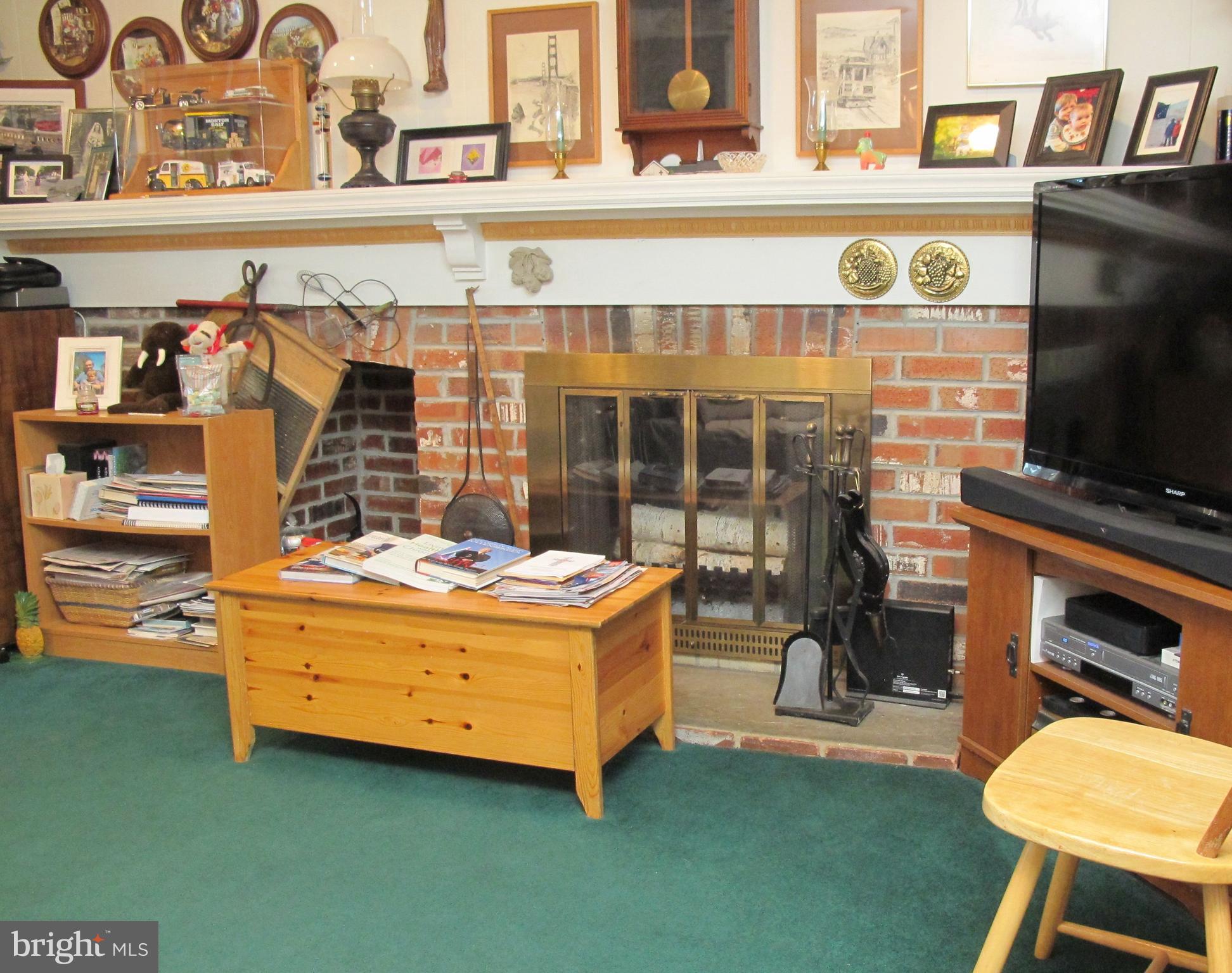 164 Oxford Road Delran, NJ 08075 - Photo 18 of 38 a room with furniture and a flat screen tv