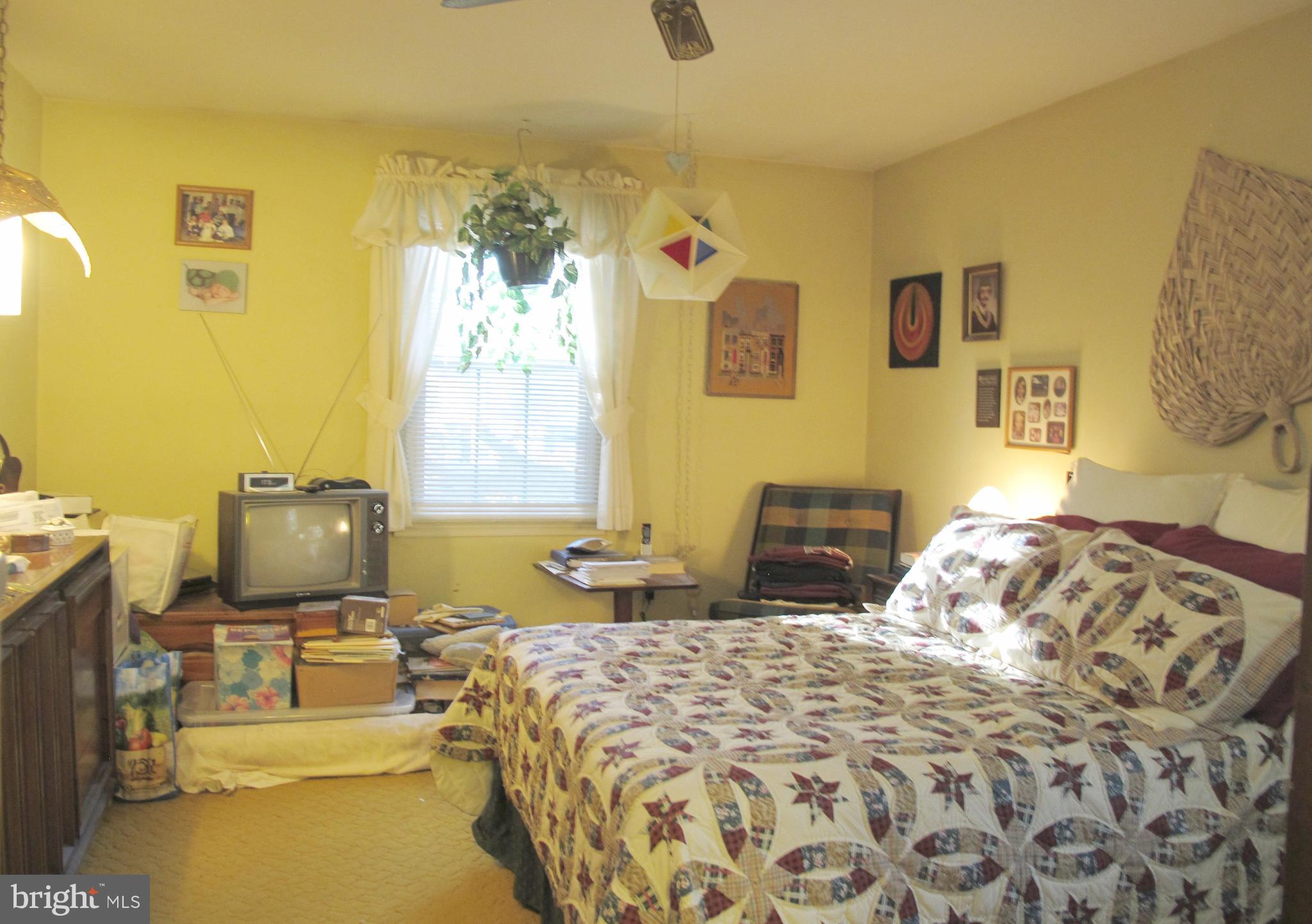 164 Oxford Road Delran, NJ 08075 - Photo 22 of 38 a bedroom with a bed and wooden floor