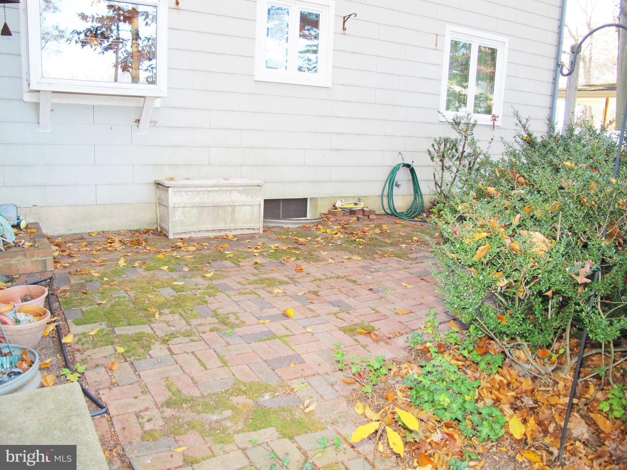 164 Oxford Road Delran, NJ 08075 - Photo 32 of 38 a front view of a house with garden