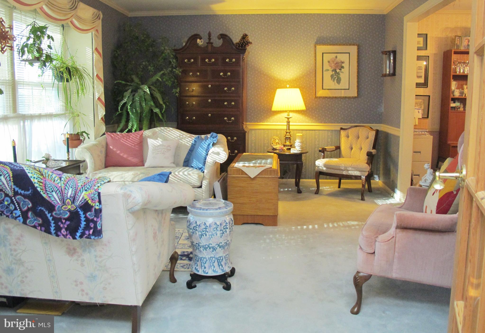 164 Oxford Road Delran, NJ 08075 - Photo 7 of 38 a living room with furniture and a lamp