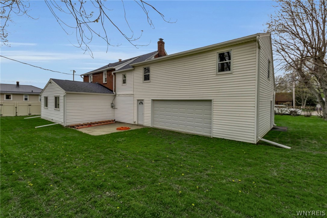 4695 Lake Shore Road Hamburg, NY 14075 - Photo 5 of 41